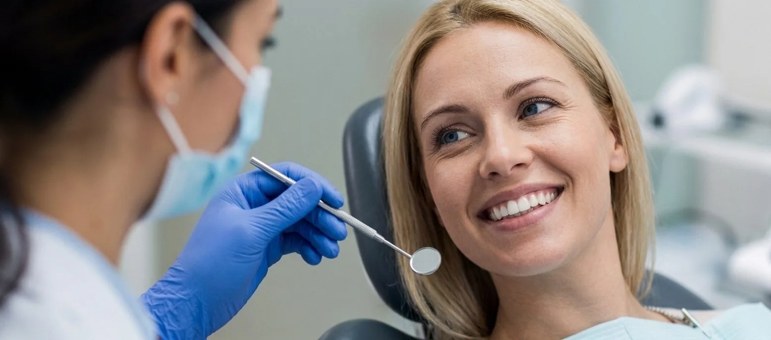 Paciente sonriendo durante una consulta odontológica
