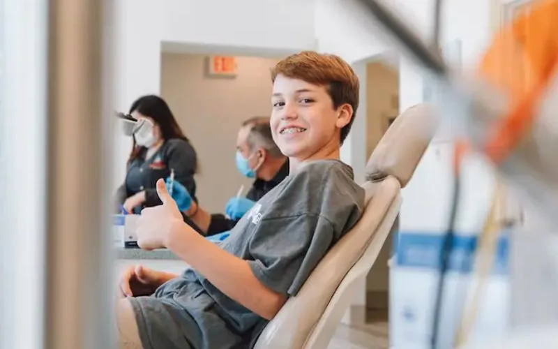 Niño sonriendo en la consulta odontológica